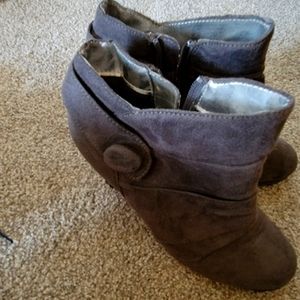 Suede rampage gray boots
